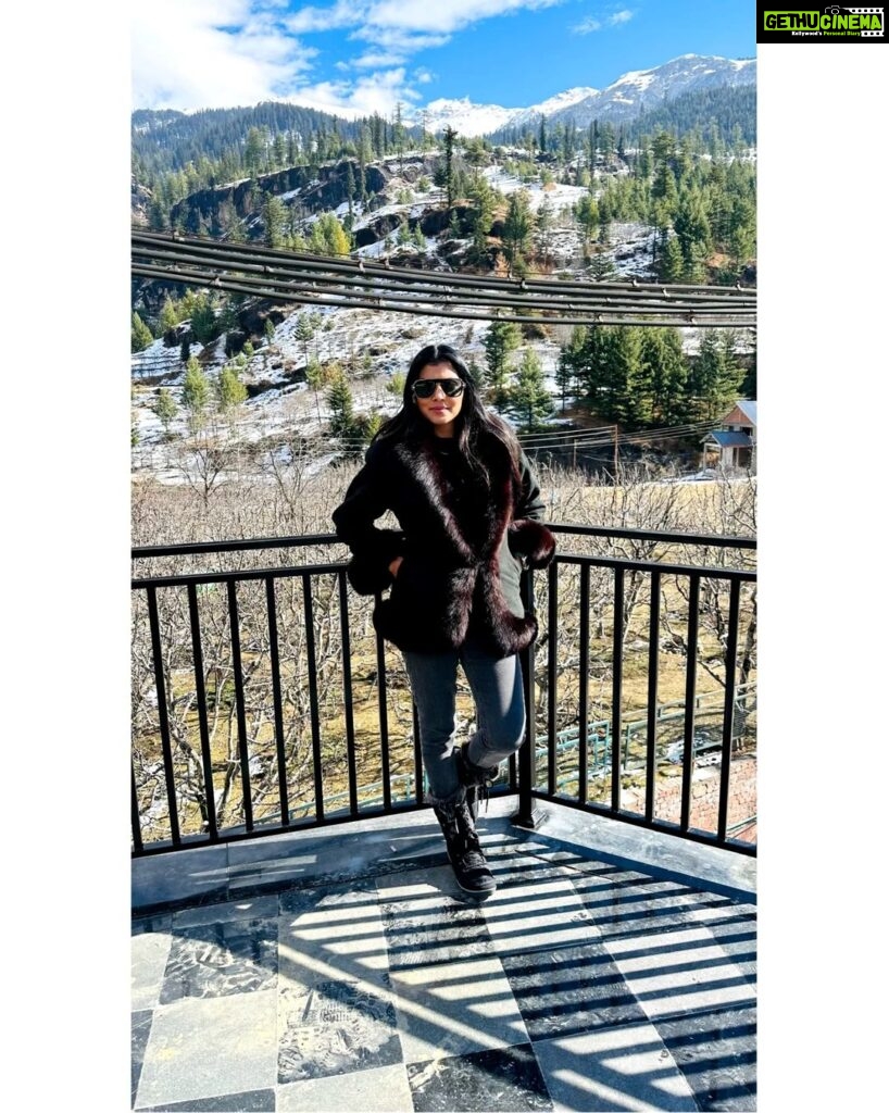 Lahari Shari Instagram - Always take the scenic route.🏔❄️🖤 #happysunday #mountains #pinetrees #snow #loveit #beautifulseen #lifeisajourney Manali, Himachal Pradesh