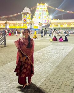 Lahari Shari Instagram - I walk in a space of gratitude. I’m so grateful to God for blessing me with all amazing opportunities to do 😇

#throwback #blessedlife #tirumala #lordvenkateshwara #balaji #darshan #happymoments