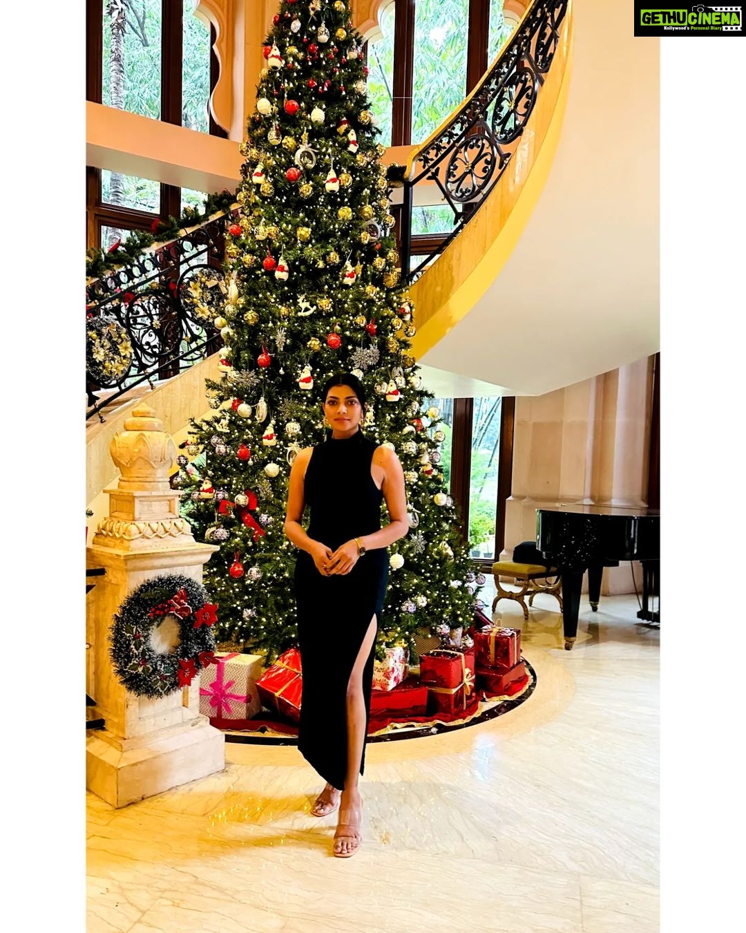 Lahari Shari Instagram - I wish you many blessings, much happiness, and even more love. Merry Christmas! May your heart and home be filled with all the joys of the festive season. Wishing all my near and dear ones a wonderful and safe Merry X-mas! ❤️🖤 Designer and Stylist : @adamohyd #marrychristmas #christmas #happychristmas #sunday #festivevibes #christmasgifts #santaclaus #xmas Leela Palace Hotel, Old Airport Road, Bangalore