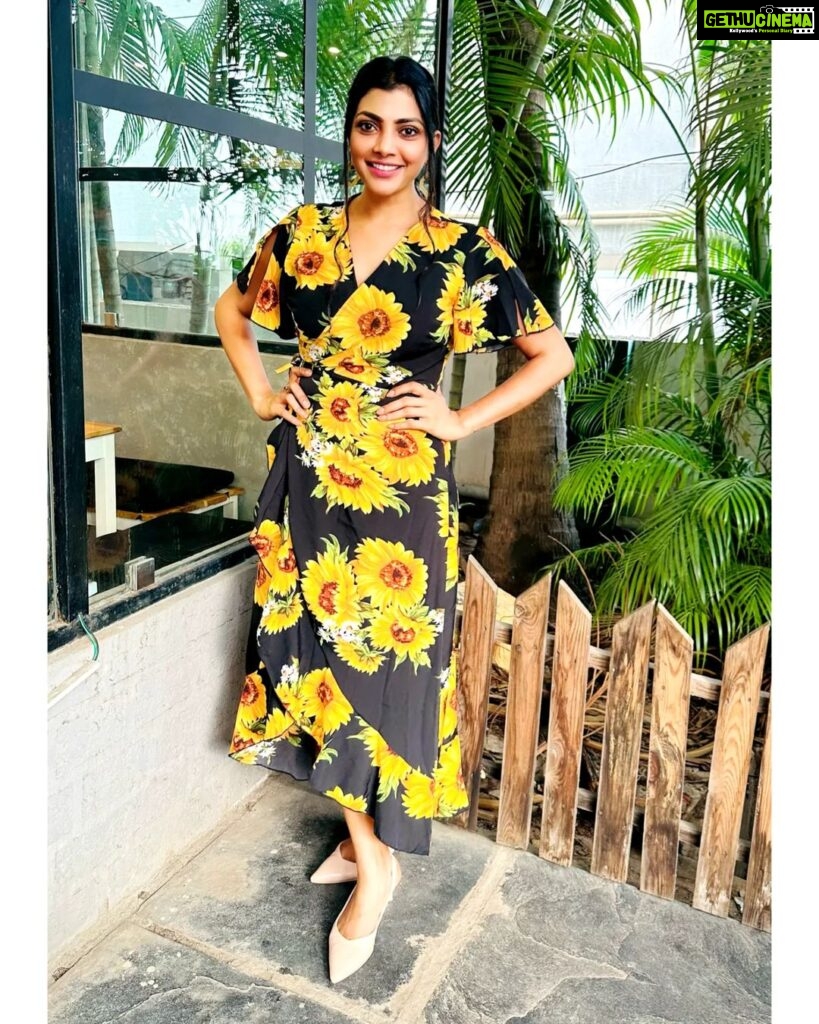 Lahari Shari Instagram - Sunflowers bring joy to all 🌻🖤 Designer and Stylist : @adamohyd #sunflower #happymood #lifeismagical #happyday #greatday #actrees #tollywood Hyderabad