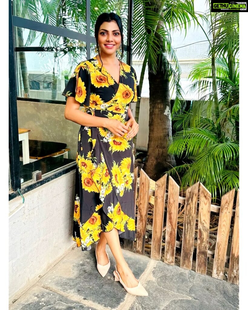 Lahari Shari Instagram - There is sunshine in my soul.🌻 Designer and Stylist : @adamohyd #fridayvibes #happyday #lovenature #sunshine #sunflower #lifeisgreat #actress #tollywood Hyderabad