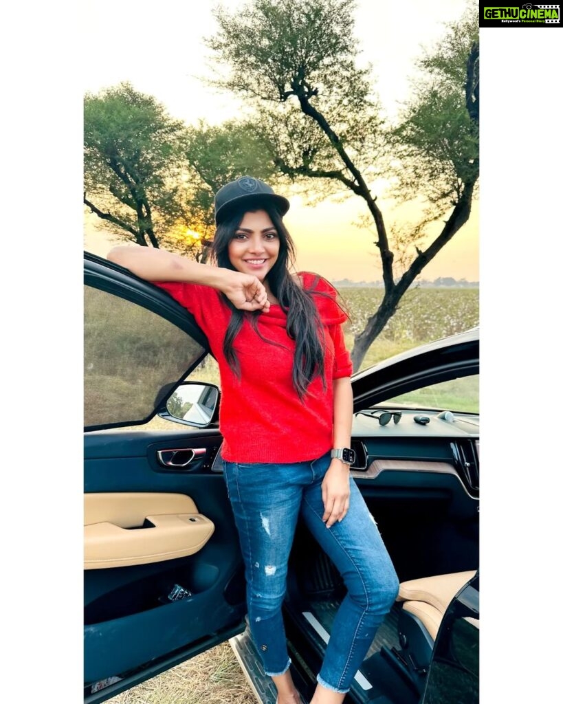 Lahari Shari Instagram - It’s cool being me!❤️ #positivethought #happyvibes #lovenature #lifeismagical #actresslife #hyderabad Hyderabad