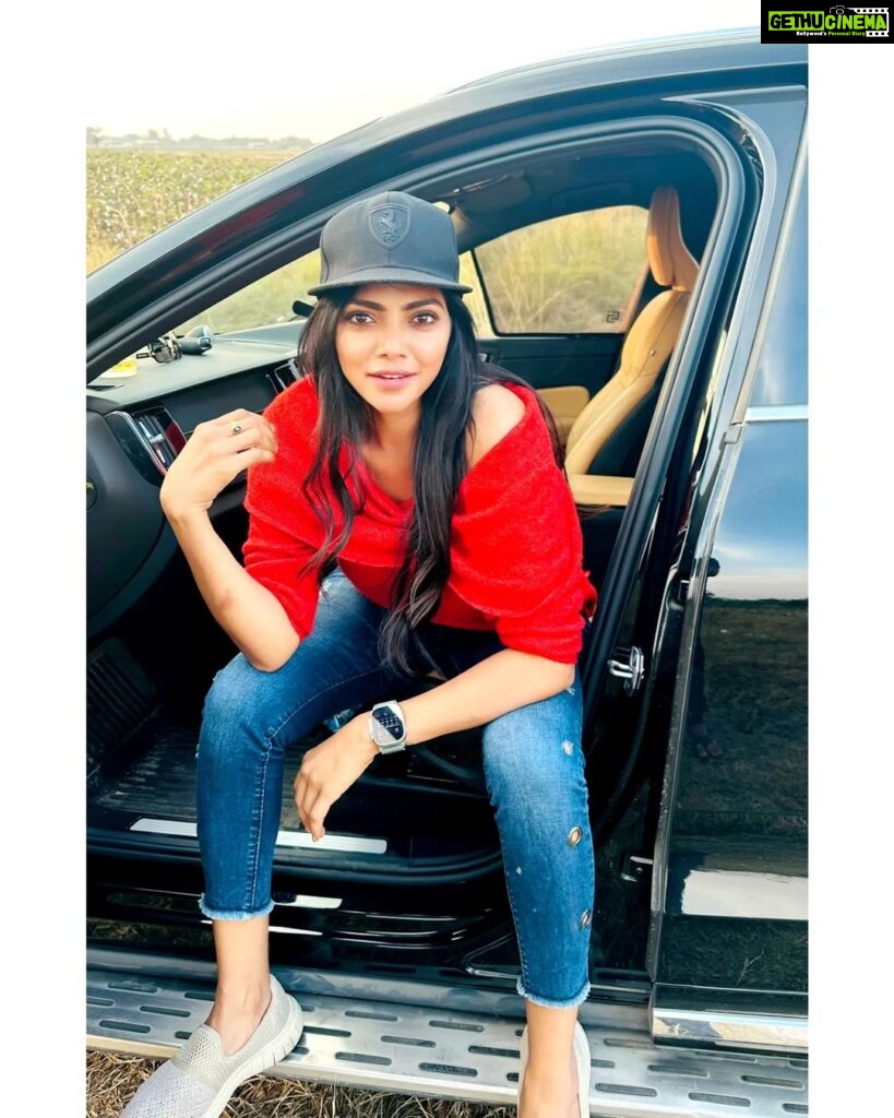 Lahari Shari Instagram - I have mastered the art of sitting and smiling.😍 #happylifestyle #lovemyself #lifeisgreat #carphotography #happymood #positivethoughts #actress #hyderabad Hyderabad