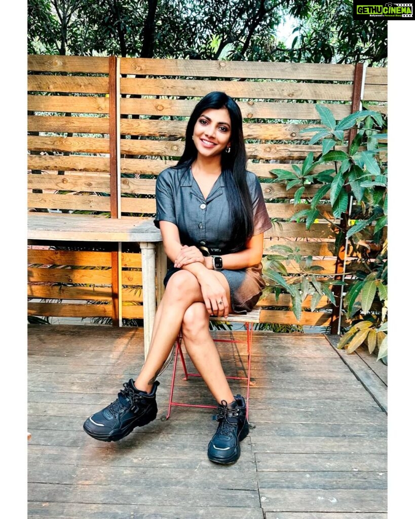 Lahari Shari Instagram - In a sunshine state of mind 🖤🌞 Designer and Stylist : @adamohyd #mondaymorning #happymood #positiveenergy #lovelife #lifeisajourney #shootlife #tollywood #hyderabad Hyderabad