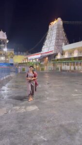 Lahari Shari Instagram - Akhilaanda Koti Brahmaanda naayakaa Aananda nilaya Varapari paalaka Govinda govinda 🙏🏻🙏🏻🙏🏻🙏🏻

#happysoul #devinelove #lordvenkateshwara #tirumala #tirupati #positivevibes