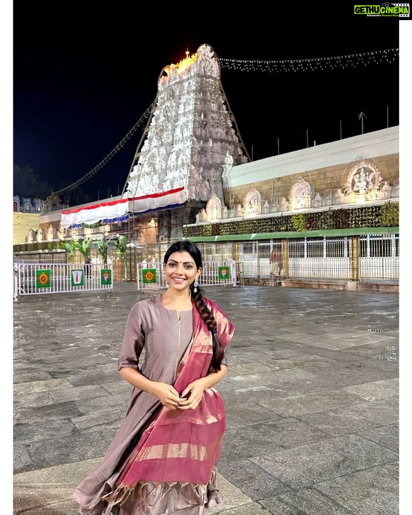 Lahari Shari Instagram - I have visited Tirumala, The place where you can actually feel the aura of GOD.... I had a wonderful darshan of Lord Shri Venkateswara and feeling blessed 😇 #tirumala #darshan Tirumala Tirupati