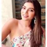 Lahari Shari Instagram – I choose to be positive 😇

#goodmorning #lovemyself #smilealways #positivity #lifegoeson #happysoul

Designer and Stylist : @adamohyd Hyderabad