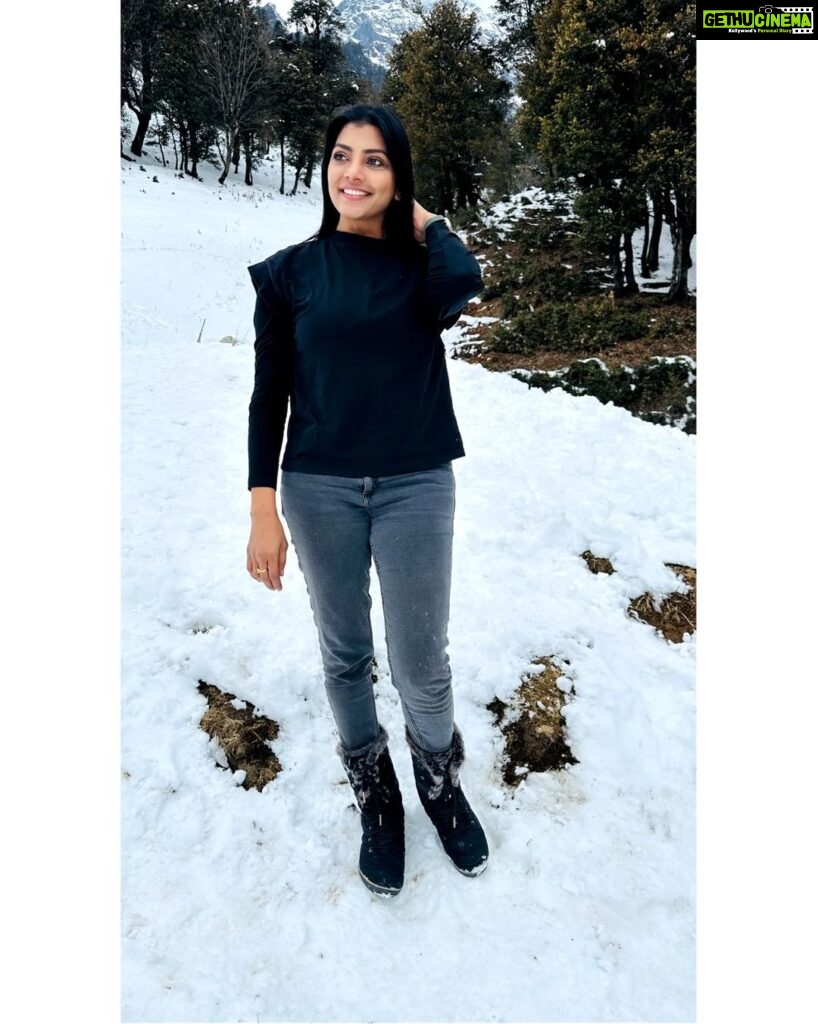 Lahari Shari Instagram - It's colder than my soul outside.❄️🖤 #manali #snowy #coldweather #happysoul #lovenature #lifeisgreat #positivevibes Manali, Himachal Pradesh