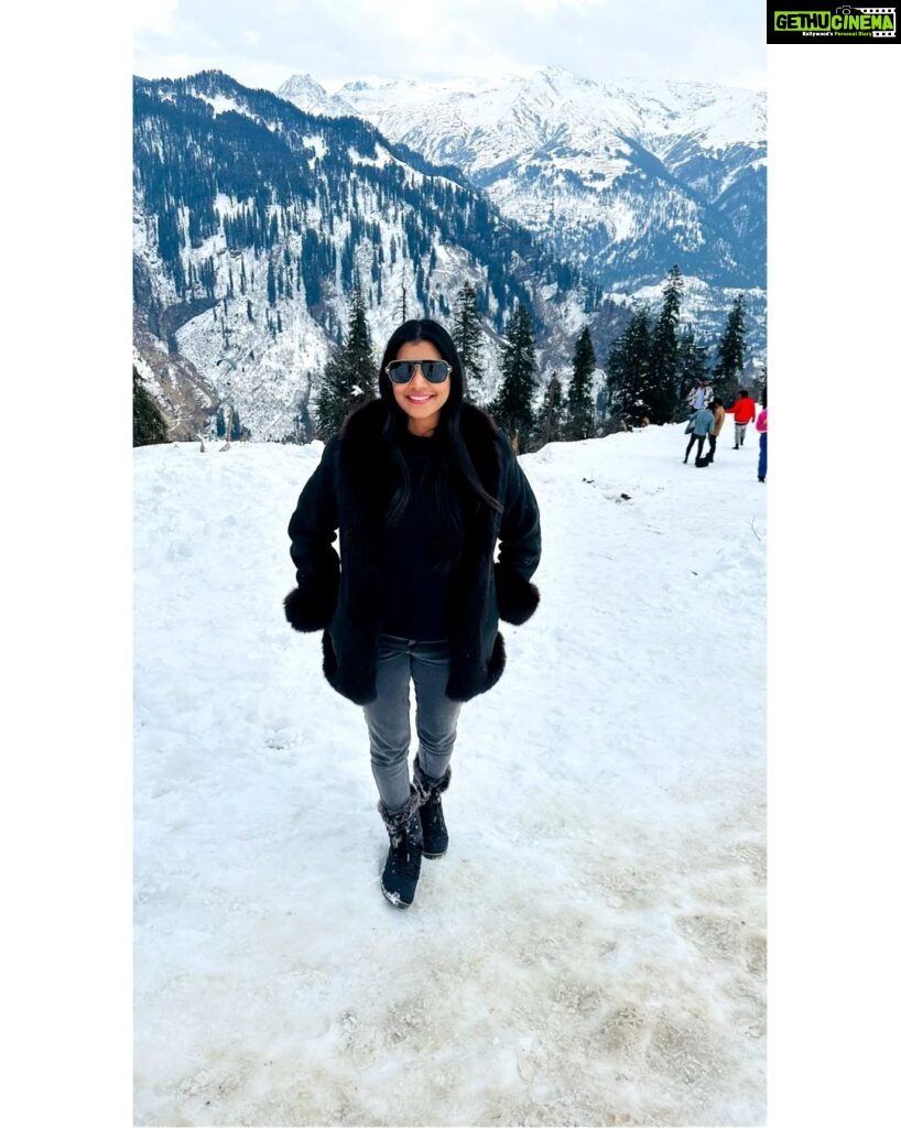 Lahari Shari Instagram - I know a little more how much a simple thing like a snowfall can mean to a person🏔❄️🖤 #snow #manali #snowallover #happylife #lovesnow #snowfall #positivevibes Manali, Himachal Pradesh