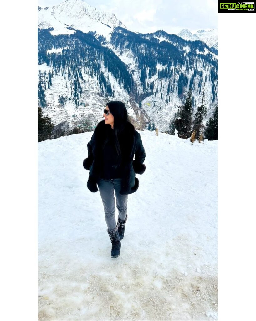 Lahari Shari Instagram - I know a little more how much a simple thing like a snowfall can mean to a person🏔❄️🖤 #snow #manali #snowallover #happylife #lovesnow #snowfall #positivevibes Manali, Himachal Pradesh