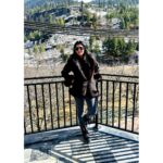 Lahari Shari Instagram – Always take the scenic route.🏔❄️🖤

#happysunday #mountains #pinetrees #snow #loveit #beautifulseen #lifeisajourney Manali, Himachal Pradesh