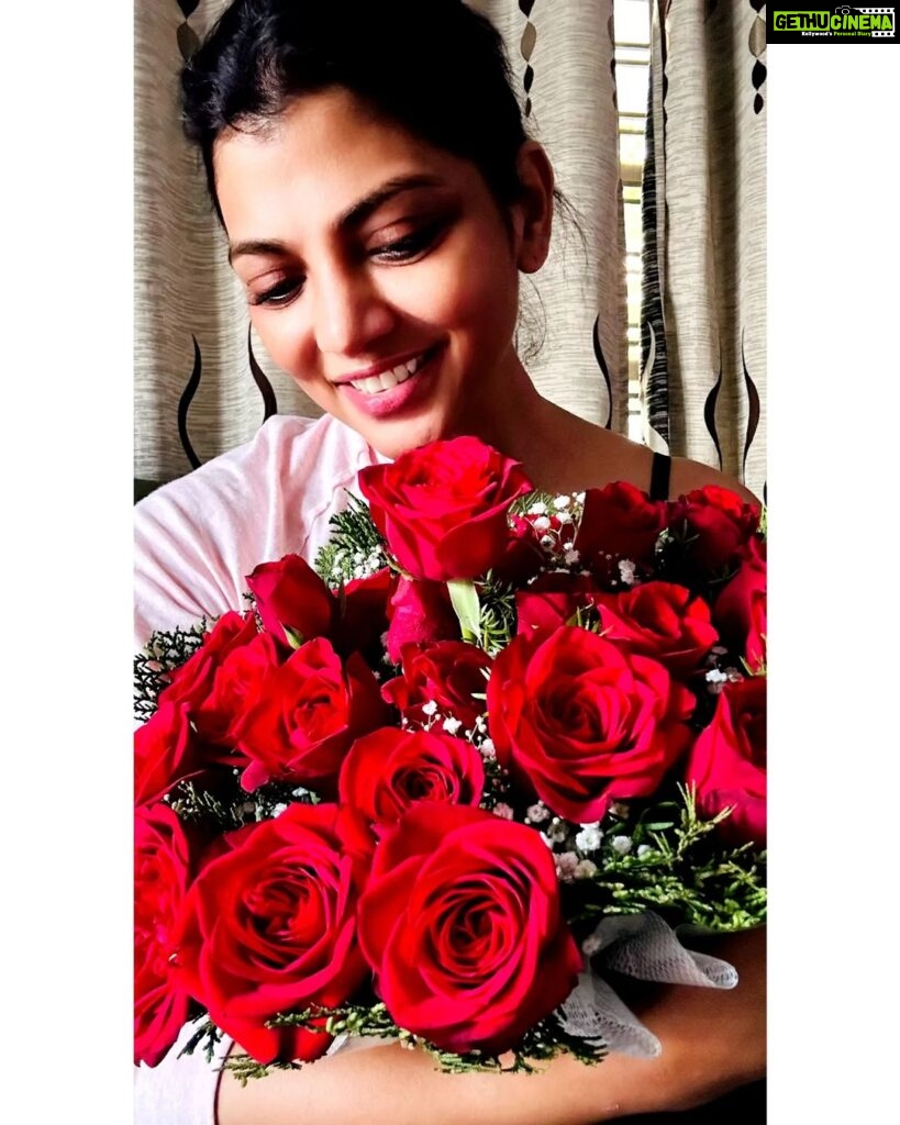 Lahari Shari Instagram - True love is like little roses, sweet, fragrant in small dose🌹 #rose #truelove #loveforever #happylife #positivethoughts #lifeisbeautiful Hyderabad