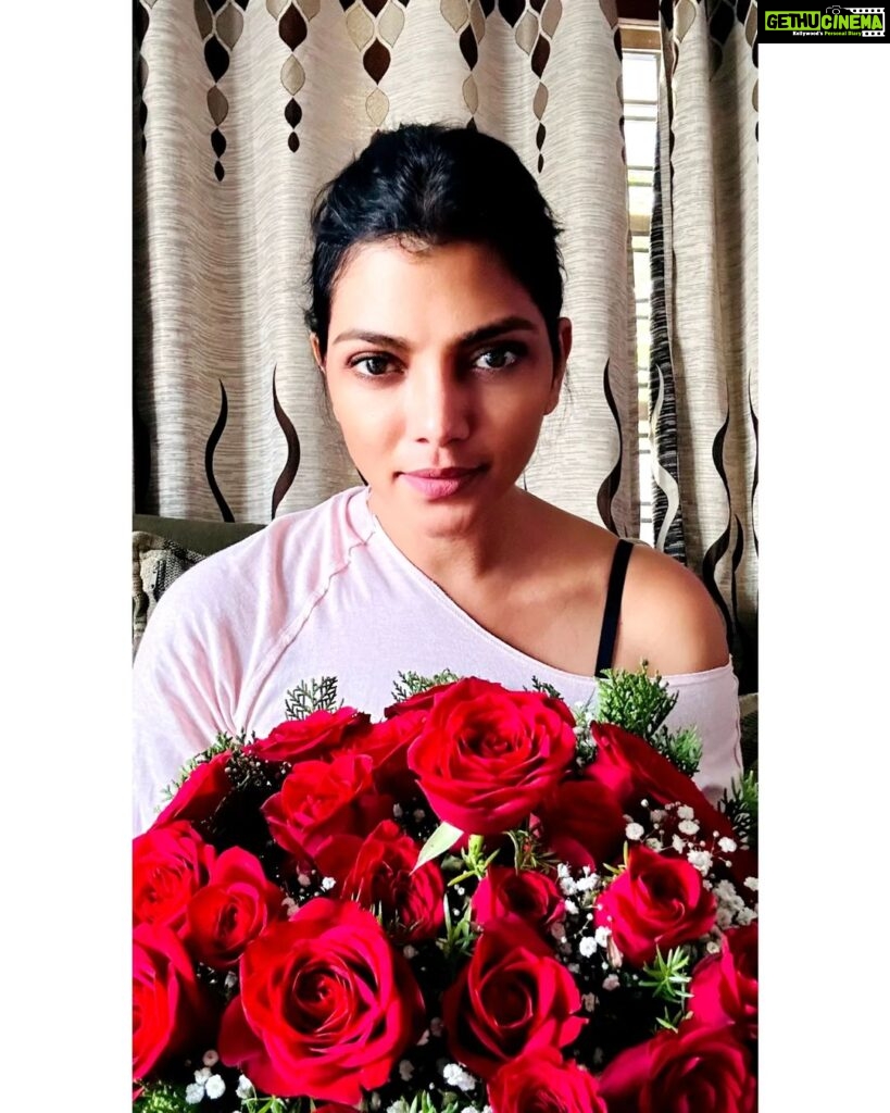 Lahari Shari Instagram - True love is like little roses, sweet, fragrant in small dose🌹 #rose #truelove #loveforever #happylife #positivethoughts #lifeisbeautiful Hyderabad