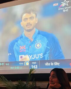 Lahari Shari Instagram - No matter when it comes …. but it comes .. Win is always a Win… @hardikpandya93 #indvsl #indiancricketteam #cricket @mobe_26