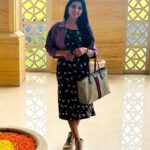 Lahari Shari Instagram – Don’t wait for the New Year to make positive changes in your life. Start today 😍

#happyday #positivethought #lifegoals #lovemyself #newyear #goals Taj Tirupati