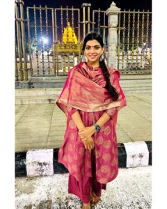 Lahari Shari Instagram - I walk in a space of gratitude. I’m so grateful to God for blessing me with all amazing opportunities to do 😇

#throwback #blessedlife #tirumala #lordvenkateshwara #balaji #darshan #happymoments