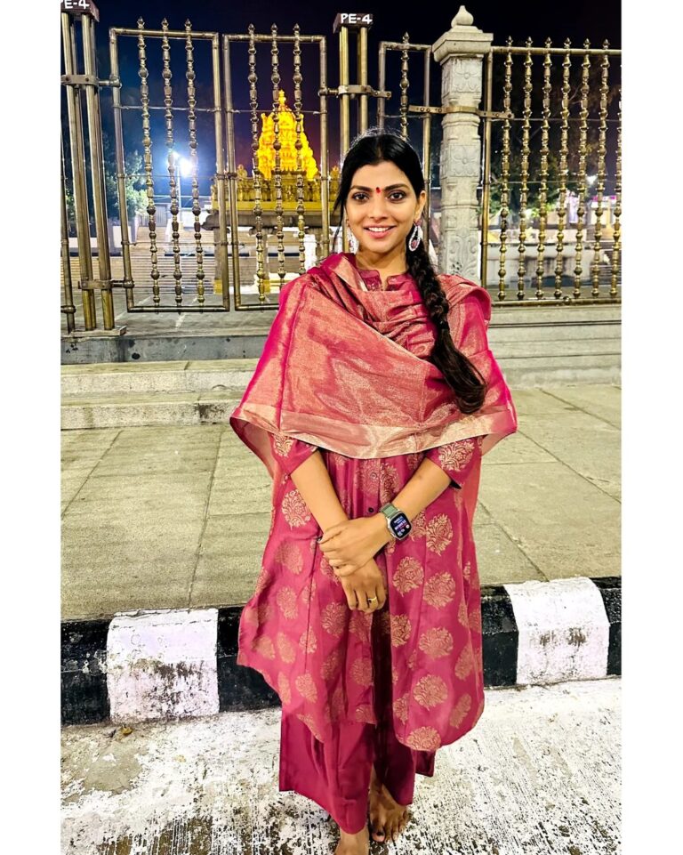 Lahari Shari Instagram - I walk in a space of gratitude. I’m so grateful to God for blessing me with all amazing opportunities to do 😇 #throwback #blessedlife #tirumala #lordvenkateshwara #balaji #darshan #happymoments Tirumala Tirupati