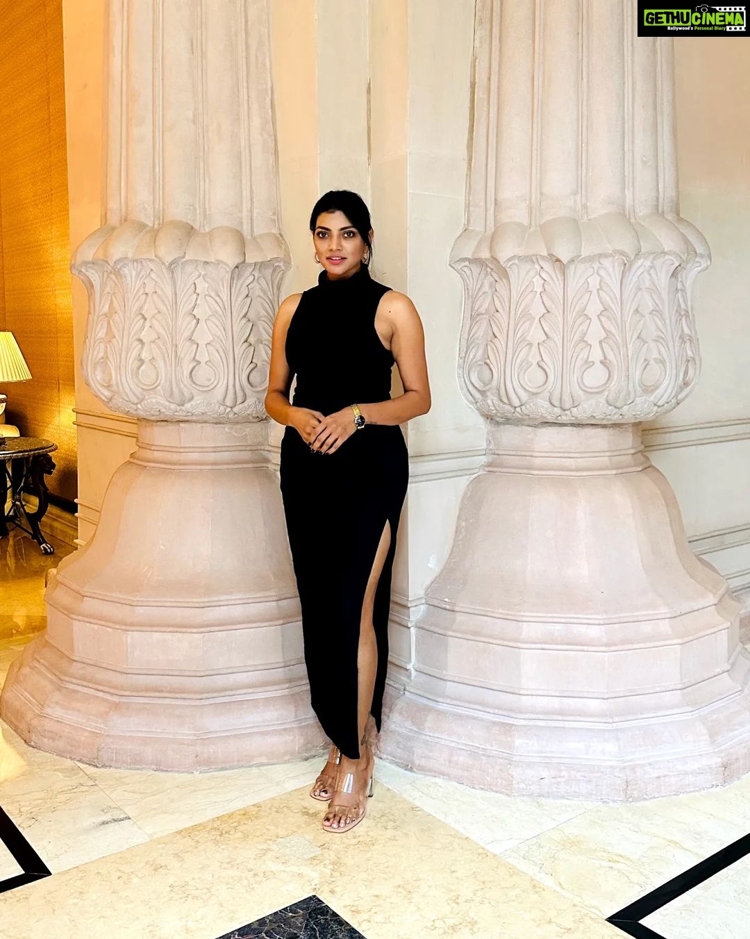 Lahari Shari Instagram - In a world full of trends, I want to remain a classic.🖤 Designer and Stylist : @adamohyd #happylifestyle #beautifullife #positivity #lifeismagical #lovemyself #smilealways #patience #actress Leela Palace Hotel, Old Airport Road, Bangalore