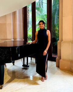 Lahari Shari Instagram - Did I make your heart skip a bit? 🖤

Designer and Stylist : @adamohyd 

#sundayvibes #happyday #beautifullife #loveofmylife #positivemindset #thoughts #eveningvibes