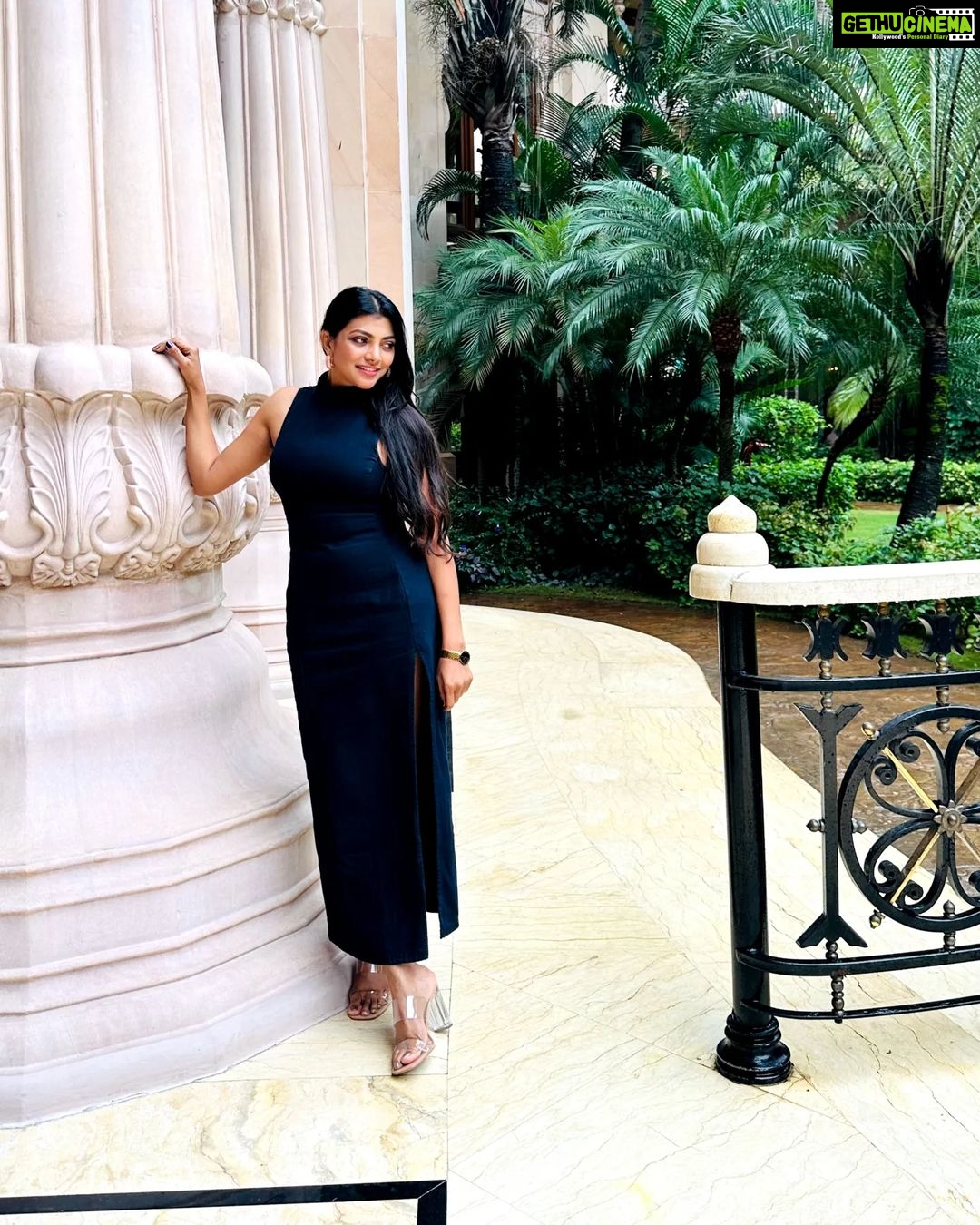 Lahari Shari Instagram - Sending my warmest thoughts and Christmas spirit on your way.π€ Designer and Stylist : @adamohyd #celebrations #happymood #lifeismagical #loveforever #bestlife #actress #tollywood Leela Palace Hotel, Old Airport Road, Bangalore