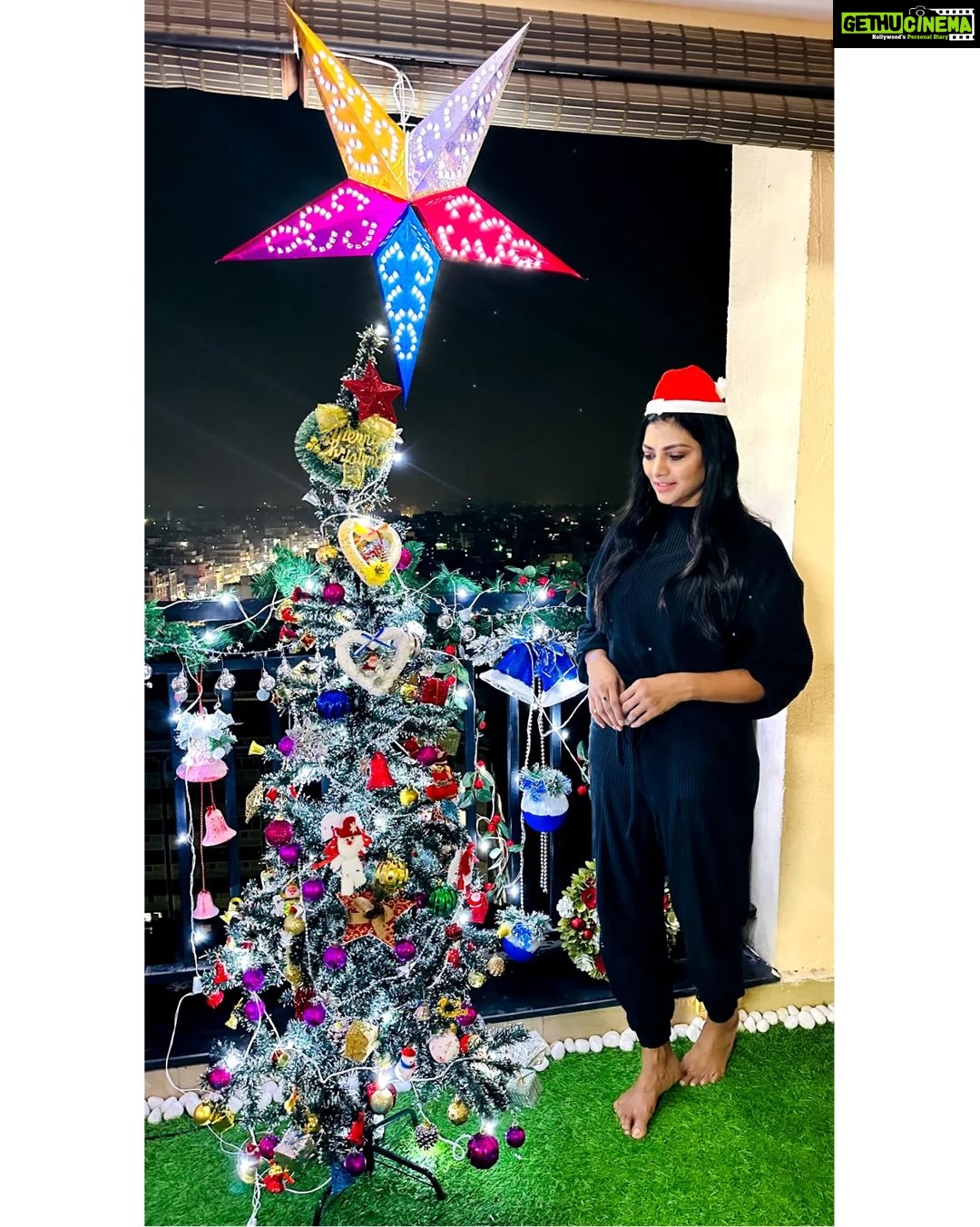 Lahari Shari Instagram - The bells are ringing everywhere, and Santa’s on his way, there’s peace blanketing the snow-covered land, on this special Christmas day! 🎊🎁🎉✨️🌟 #happychristmas #santaclaus #wish #gifts #lovemylife Hyderabad