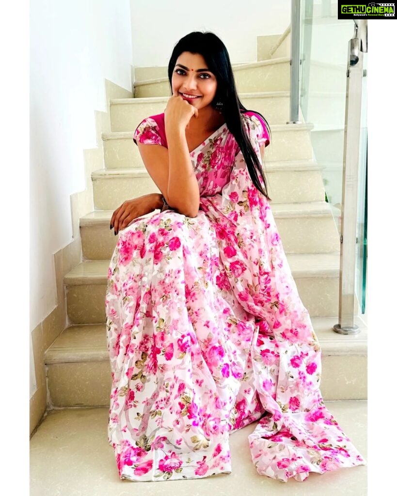 Lahari Shari Instagram - A saree girl forever 🤗 #fridayvibes #smile #happylife #lovemyself #positivity #thoughtful #happysoul #actress #shoot #tollywood Hyderabad