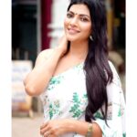 Lahari Shari Instagram – I only learned one thing in life. Being happy.🌻

#happysunday #goodday #positiveenergy #lovemyself #lifeisbeautiful

Designer and Stylist : @adamohyd