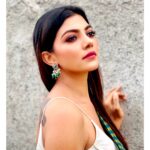 Lahari Shari Instagram – There is always a reason to look up 🌻🌻

#goodday #goodmorning #wednesday #niceday #selflove #positiveenergy #lifeisgreat #alwayssmile #beautifuljourney #lovemyself Hyderabad