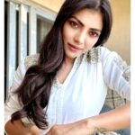 Lahari Shari Instagram - I see you ! 🤍🌻 #goodevening #happymood #lifeisgreat #loveeveryday #positiveenergy #goodvibes Hyderabad