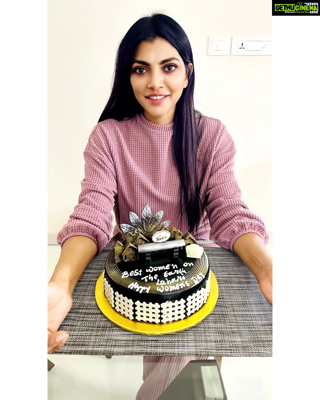 Lahari Shari Instagram - On this special day, may you be surrounded by all the people who love you and make your life happy. Have a wonderful Women’s Day...❤️ #happywomensday #happylife #love #lifeisgreat #staystrong #confident #celeberateeveryday Hyderabad