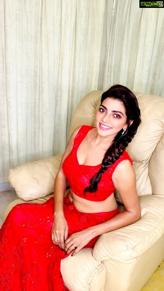 Lahari Shari Instagram - They don't need to prove themselves or to explain themselves to anyone. They need to be who they are. Phenomenal women. To all the women out there . Happy Women's Day ❤️ Happy Holi ❤️ #happywomansday #happyholi #reelsinstagram #trendingreels #reelitfeelit #reelsindia #reels Hyderabad
