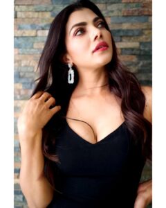 Lahari Shari Instagram - Born to express, not to impress 🖤

#goodmorning #lovemyself #positivevibes #happysoul #lookingup #lifeismagical #alwayslearning

Designer and Stylist : @adamohyd
