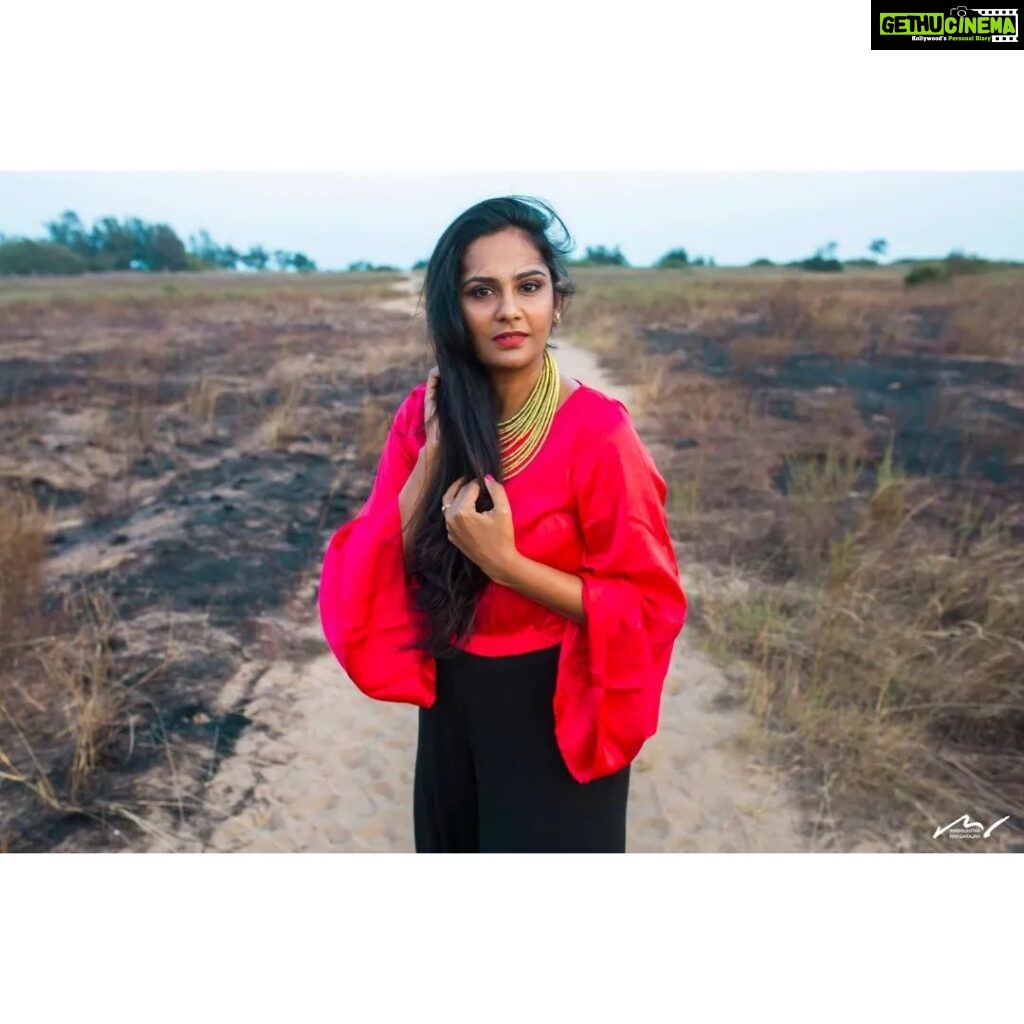 Lakshmi Priyaa Chandramouli Instagram - 🍒❤ Shot by the brilliant @madwhoworks #PhotoShoot #ActorsLife #KollywoodActress #TamilActress #TamilPonnu #SelfStyling #SelfMakeUp #LakshmiPriyaaChandramouli #WorkLife #Experiments #GratitudeAlways #GratitudeAllDayEveryDay #EcrPhotoShoot #DreamWithoutFear #LoveWithoutLimits ECR