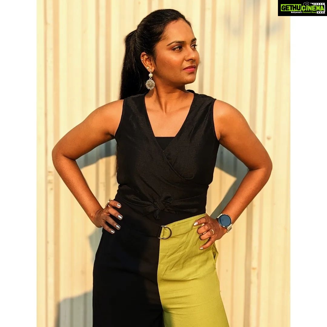 Lakshmi Priyaa Chandramouli Instagram - 🌞😎 #SummerVibes #DressUp #SelfMakeUp #SelfStyling #JustAnotherDay #LakshmiPriyaaChandramouli #KollywoodActress #TamilPonnu #TamilActress #GratitudeAlways #ThankfulForTheExperiences #SummerSoodu #SummaOruPose Chennai, India