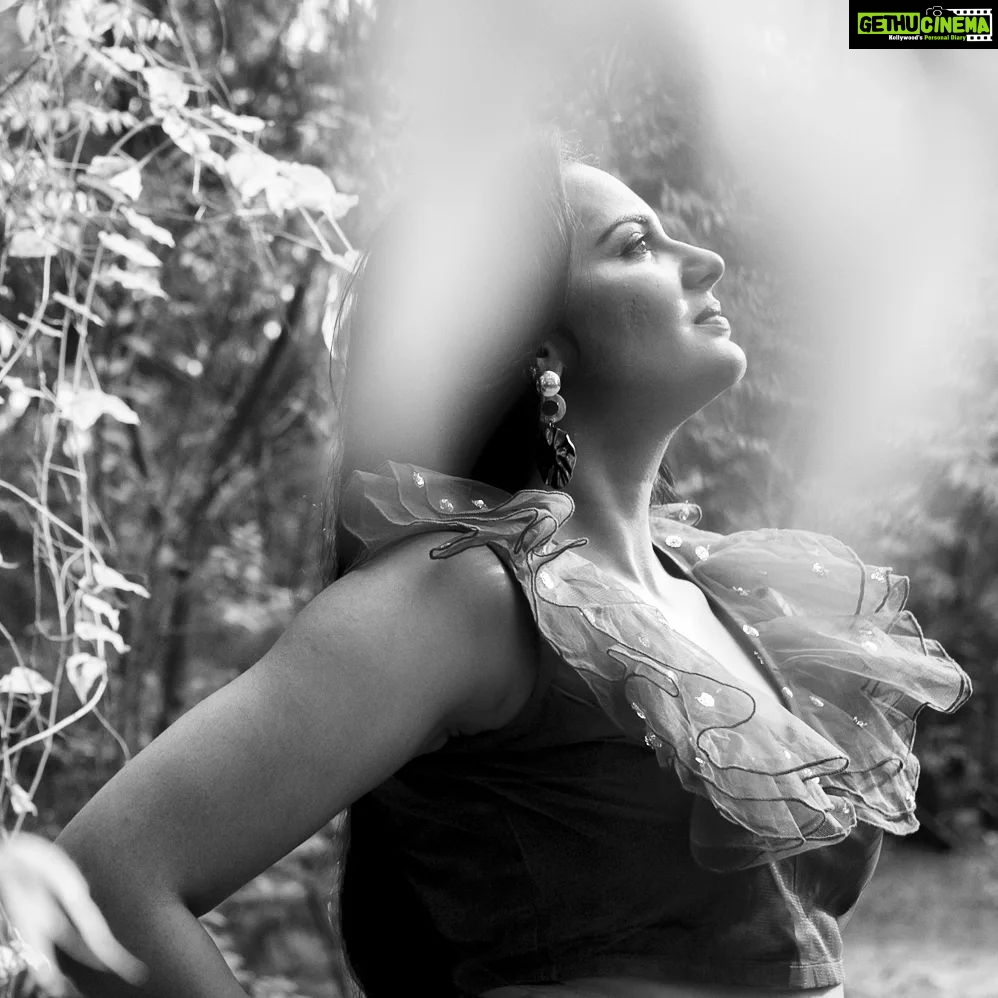 Lakshmi Priyaa Chandramouli Instagram - Monochrome ❤magic @lakshmipriyaachandramouli #portraitphotography #portrait #portraitmood #portfolio #portraitphotographer #blackandwhitephotography #blackandwhitephoto #blackandwhite #blackandwhitephotographer #bnw #bnwphoto #bnwmood #love #canonphotographer #shotoncanon #actor #tamil #performer #star