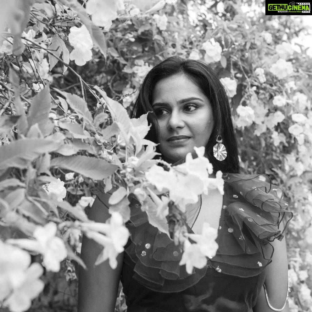 Lakshmi Priyaa Chandramouli Instagram - Flower power ❤. @lakshmipriyaachandramouli #portraitphotography #portrait #portraitmood #portfolio #portraitphotographer #blackandwhitephotography #blackandwhitephoto #blackandwhite #blackandwhitephotographer #bnw #bnwphoto #bnwmood #love #canonphotographer #shotoncanon #actor #tamil #performer #star