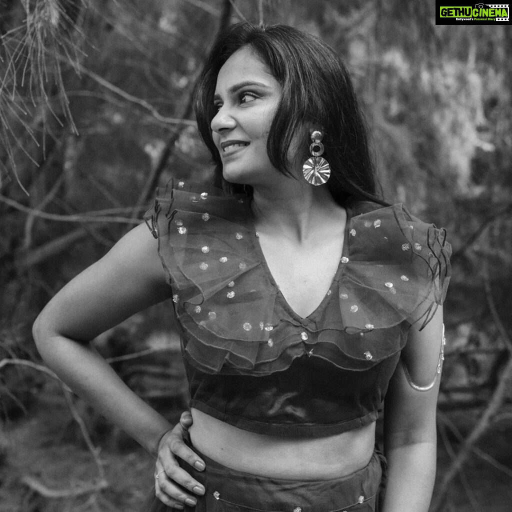 Lakshmi Priyaa Chandramouli Instagram - @lakshmipriyaachandramouli Beauty in monochrome ❤️ #portraitphotography #blackandwhitephoto #blackandwhitephotographer #bnwphoto #bnwmood #photographer #madras #portrait #shotoncanon #shootlife #beauty #womanhood #womanphotographer #blackandwhite #bnw #monochrome #monochromephotography # Chennai, India
