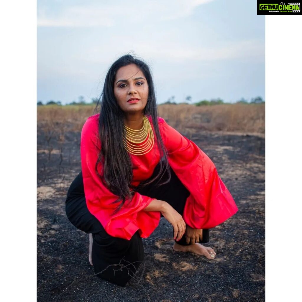 Lakshmi Priyaa Chandramouli Instagram - 🍒❤️ Shot by the brilliant @madwhoworks #PhotoShoot #ActorsLife #KollywoodActress #TamilActress #TamilPonnu #SelfStyling #SelfMakeUp #LakshmiPriyaaChandramouli #WorkLife #Experiments #GratitudeAlways #GratitudeAllDayEveryDay #EcrPhotoShoot #DreamWithoutFear #LoveWithoutLimits ECR