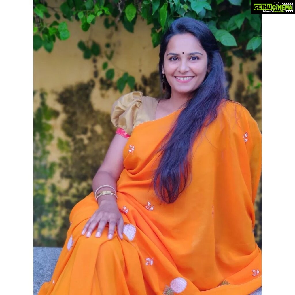 Lakshmi Priyaa Chandramouli Instagram - Have a great weekend y'all! 🧡 #KollywoodActress #Simple #LakshmiPriyaaChandramouli #NationalAwardWinner #TamilActress #TamilPonnu #PhotoShoot #ActorsLife #GratitudeAlways #ThankfulForTheExperiences #NewRelease #Saree #NoMakeUp