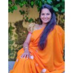 Lakshmi Priyaa Chandramouli Instagram - Have a great weekend y'all! 🧡 #KollywoodActress #Simple #LakshmiPriyaaChandramouli #NationalAwardWinner #TamilActress #TamilPonnu #PhotoShoot #ActorsLife #GratitudeAlways #ThankfulForTheExperiences #NewRelease #Saree #NoMakeUp