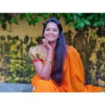 Lakshmi Priyaa Chandramouli Instagram - Have a great weekend y'all! 🧡 #KollywoodActress #Simple #LakshmiPriyaaChandramouli #NationalAwardWinner #TamilActress #TamilPonnu #PhotoShoot #ActorsLife #GratitudeAlways #ThankfulForTheExperiences #NewRelease #Saree #NoMakeUp Pondicherry - பாண்டிச்சேரி