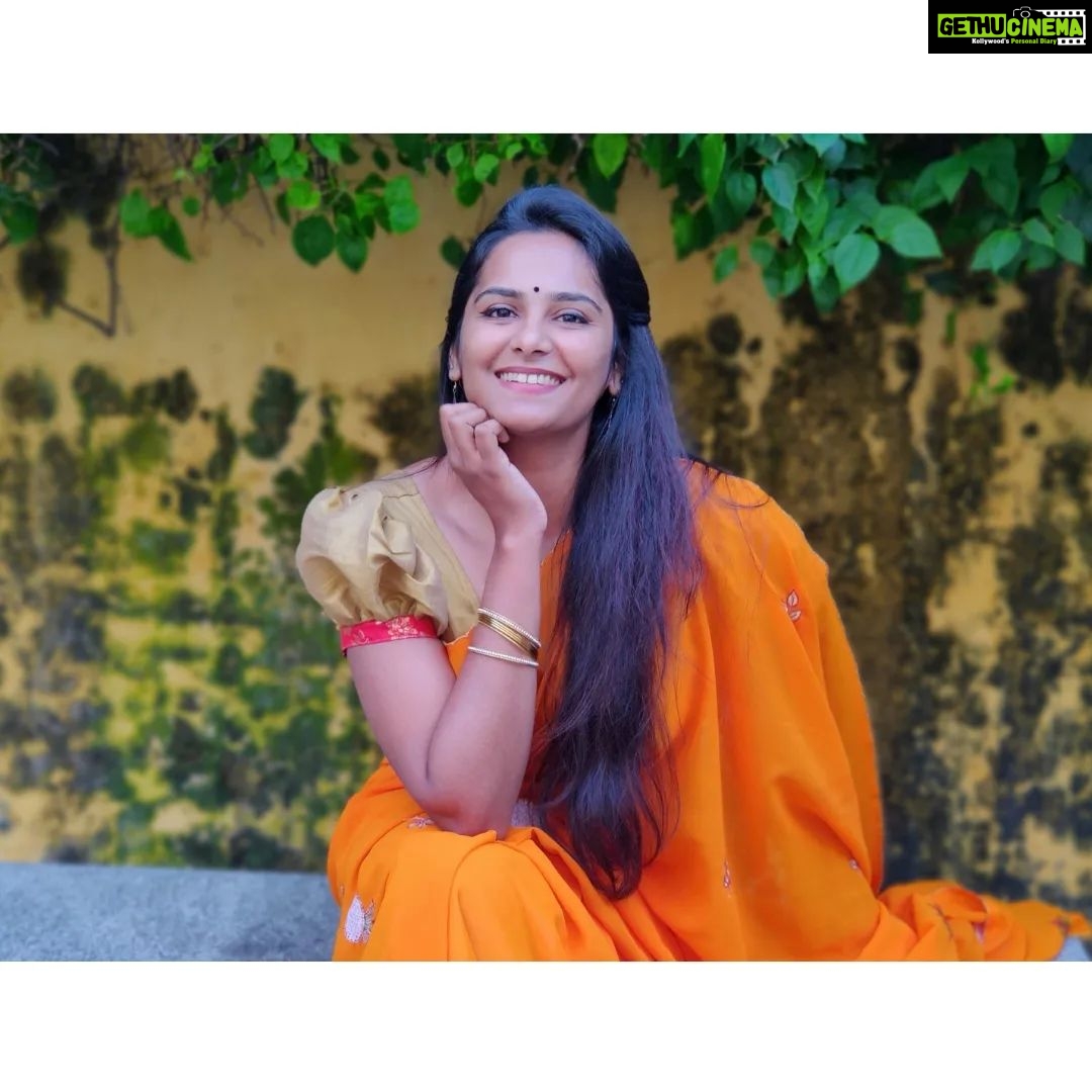 Lakshmi Priyaa Chandramouli Instagram - Have a great weekend y'all! 🧡 #KollywoodActress #Simple #LakshmiPriyaaChandramouli #NationalAwardWinner #TamilActress #TamilPonnu #PhotoShoot #ActorsLife #GratitudeAlways #ThankfulForTheExperiences #NewRelease #Saree #NoMakeUp Pondicherry - பாண்டிச்சேரி