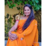 Lakshmi Priyaa Chandramouli Instagram - Have a great weekend y'all! 🧡 #KollywoodActress #Simple #LakshmiPriyaaChandramouli #NationalAwardWinner #TamilActress #TamilPonnu #PhotoShoot #ActorsLife #GratitudeAlways #ThankfulForTheExperiences #NewRelease #Saree #NoMakeUp Pondicherry - பாண்டிச்சேரி