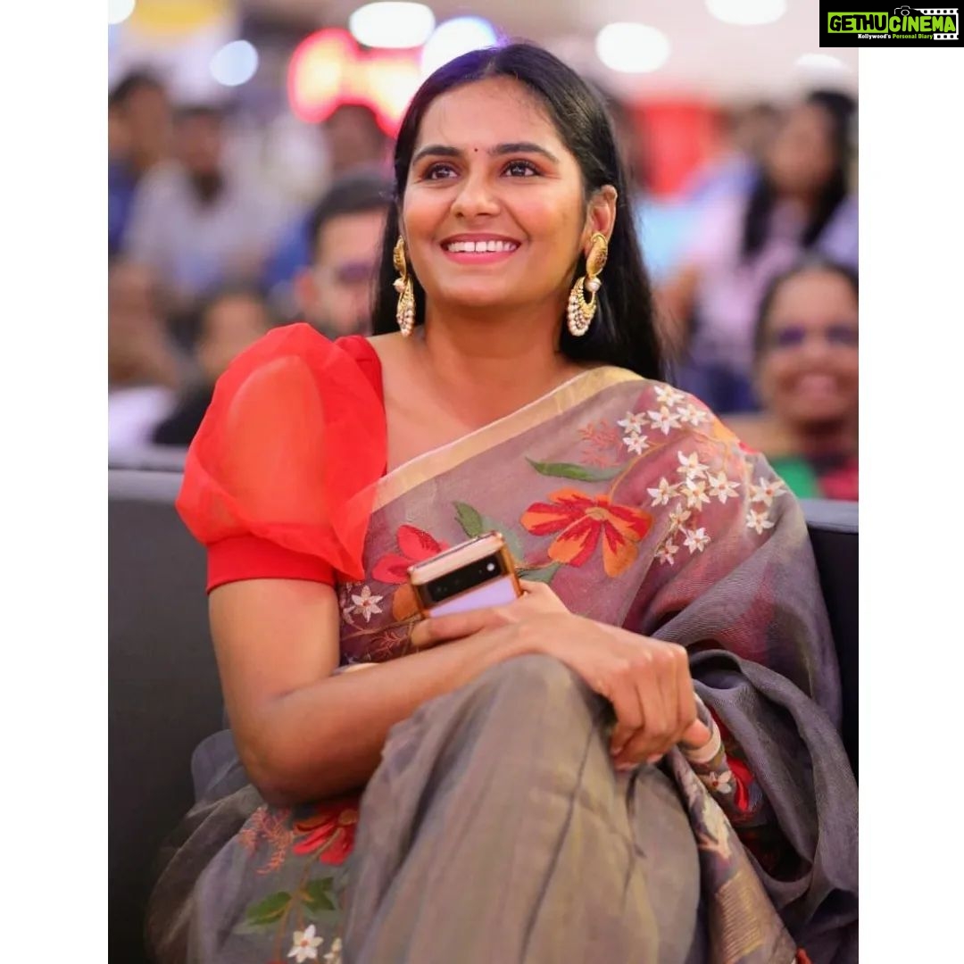 Lakshmi Priyaa Chandramouli Instagram - Dressed up for the audio and trailer launch of #SoppanaSundari movie. Releasing soon in theatres near you! Also, have you listened to our song and watched our trailer yet? :) Make up and styling by me! 😎 #KollywoodActress #NewFilm #ComedyFilm #LakshmiPriyaaChandramouli #NationalAwardWinner #TamilActress #TamilPonnu #PhotoShoot #ActorsLife #GratitudeAlways #ThankfulForTheExperiences #NewRelease #Styling #MakeUp