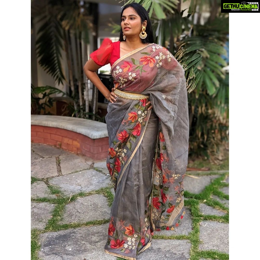 Lakshmi Priyaa Chandramouli Instagram - Dressed up for the audio and trailer launch of #SoppanaSundari movie. Releasing soon in theatres near you! Also, have you listened to our song and watched our trailer yet? :) Make up and styling by me! 😎 #KollywoodActress #NewFilm #ComedyFilm #LakshmiPriyaaChandramouli #NationalAwardWinner #TamilActress #TamilPonnu #PhotoShoot #ActorsLife #GratitudeAlways #ThankfulForTheExperiences #NewRelease #Styling #MakeUp