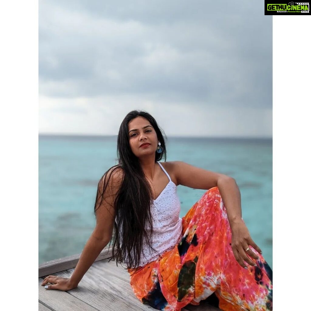 Lakshmi Priyaa Chandramouli Instagram - Story of grey rain clouds, blue ocean and a colourful lungi! 🌊 📸@venkataraghavan.s #PhotoShoot #CasualShoot #ActorsLife #Experiments #KollywoodActress #TamilActress #TamilPonnu #NationalAwardWinner #LakshmiPriyaaChandramouli #GratitudeAlways #ThankfulForTheExperiences #SelfMakeUp #GridLife #InstaGrid #Travel #LungiStyling #Nomakeup Cocogiri Island Resort