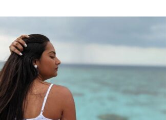 Lakshmi Priyaa Chandramouli Instagram - Story of grey rain clouds, blue ocean and a colourful lungi! 🌊 📸@venkataraghavan.s #PhotoShoot #CasualShoot #ActorsLife #Experiments #KollywoodActress #TamilActress #TamilPonnu #NationalAwardWinner #LakshmiPriyaaChandramouli #GratitudeAlways #ThankfulForTheExperiences #SelfMakeUp #GridLife #InstaGrid #Travel #LungiStyling #Nomakeup Cocogiri Island Resort