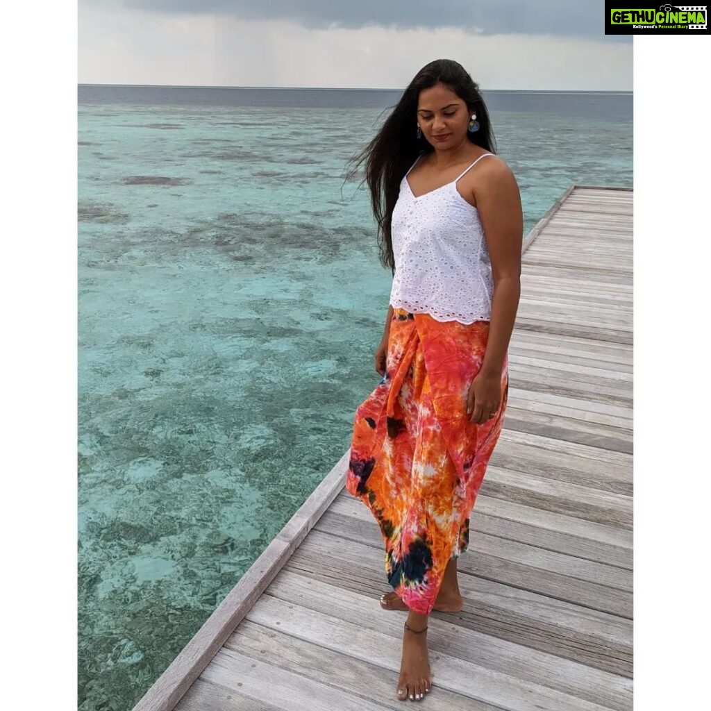 Lakshmi Priyaa Chandramouli Instagram - Story of grey rain clouds, blue ocean and a colourful lungi! 🌊 📸@venkataraghavan.s #PhotoShoot #CasualShoot #ActorsLife #Experiments #KollywoodActress #TamilActress #TamilPonnu #NationalAwardWinner #LakshmiPriyaaChandramouli #GratitudeAlways #ThankfulForTheExperiences #SelfMakeUp #GridLife #InstaGrid #Travel #LungiStyling #Nomakeup Cocogiri Island Resort