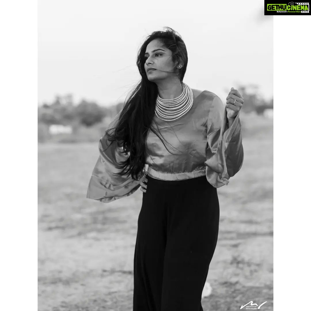 Lakshmi Priyaa Chandramouli Instagram - Chasing distant dreams π Shot by the brilliant @madwhoworks #PhotoShoot #ActorsLife #KollywoodActress #TamilActress #TamilPonnu #SelfStyling #SelfMakeUp #LakshmiPriyaaChandramouli #WorkLife #Experiments #GratitudeAlways #GratitudeAllDayEveryDay #EcrPhotoShoot #DreamWithoutFear #LoveWithoutLimits ECR Beach,Chennai