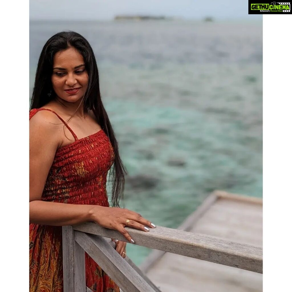 Lakshmi Priyaa Chandramouli Instagram - 🌊 📸@venkataraghavan.s #PhotoShoot #CasualShoot #ActorsLife #Experiments #KollywoodActress #TamilActress #TamilPonnu #NationalAwardWinner #LakshmiPriyaaChandramouli #GratitudeAlways #ThankfulForTheExperiences #SelfMakeUp #GridLife #InstaGrid Cocogiri Island Resort